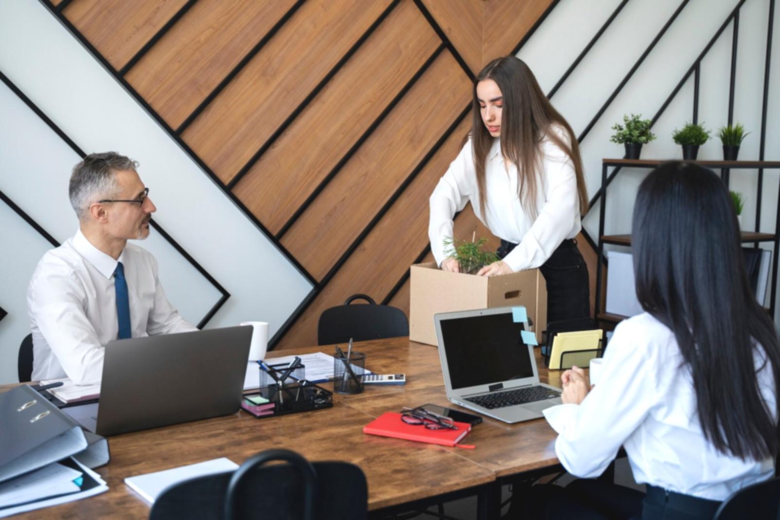 Persona utilizando herramientas financieras digitales